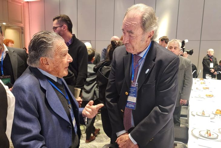 Eduardo Eurnekian en plena charla con Guillermo Dietrich. 