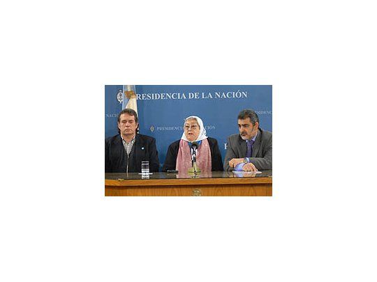 Conferencia de prensa de Hebe de Bonafini luego de reunirse con el presidente Kirchner.