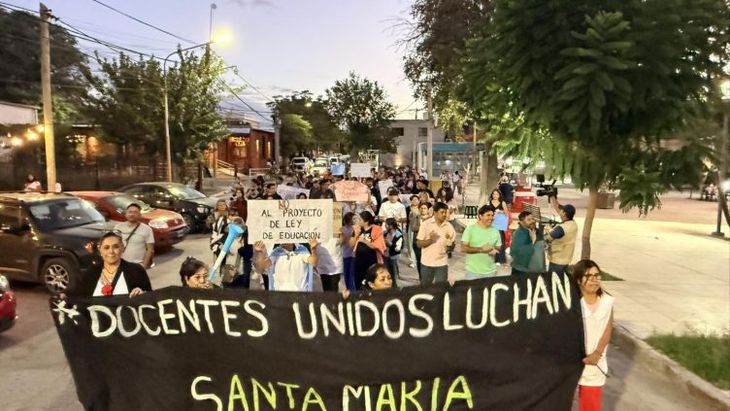Docentes de la ciudad de Santa María salieron a las calles este lunes. Docentes de la ciudad de Santa María salieron a las calles este lunes.