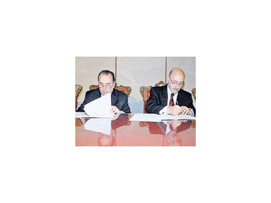 El gobernador Jorge y Ciácera, durante la firma del convenio.
