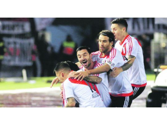 El tren de la alegría. Tapado por sus compañeros está Enzo Pérez, autor del gol y entre ellos se destaca Ignacio Scocco que marcó cinco.