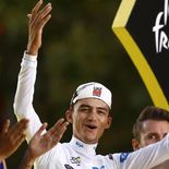 El atleta se llevó un suculento premio. El atleta se llevó un suculento premio.