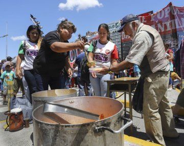 Oreganizaciones sociales realizan una olla popular frente al domicilio de Manuel Adorni (imagen de archivo). Oreganizaciones sociales realizan una olla popular frente al domicilio de Manuel Adorni (imagen de archivo).