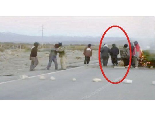 ELEMENTOS. La familia del joven desaparecido distribuyó imágenes que probarían la presencia del activista en el corte de la Ruta 40.