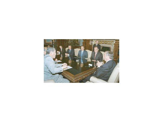 Jorge Brito (h), Christian Romero, Alberto Fernández Prieto y Ernesto Gutiérrez le explicana Néstor Kirchner y Julio De Vido cómo será el proyecto «Puerto Nuevo», en el que susempresas invertirán u$s 480 millones.