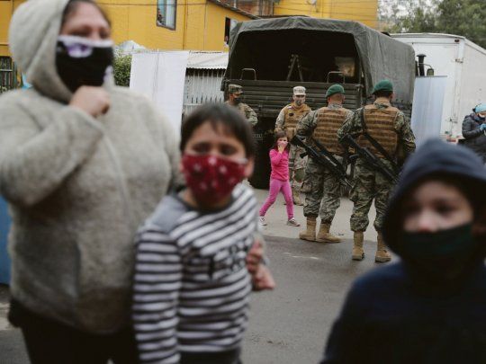 ASISTENCIA. Militares entregan alimentos en los barrios más vulnerables de Santiago.