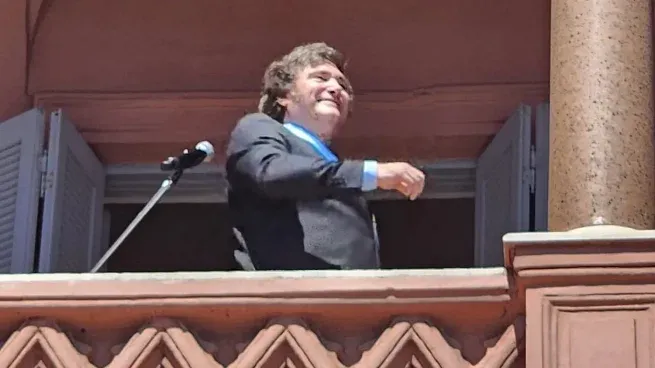 La situación económica y social en Argentina refleja una profunda crisis caracterizada por la inestabilidad financiera, una disminución alarmante en la producción y el consumo, y un aumento significativo en la pobreza y la indigencia.