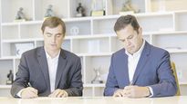 Convenio. Juan Erize, por Enel X, e Ignacio Lorenzo, por Santander, al momento de firmar el acuerdo.