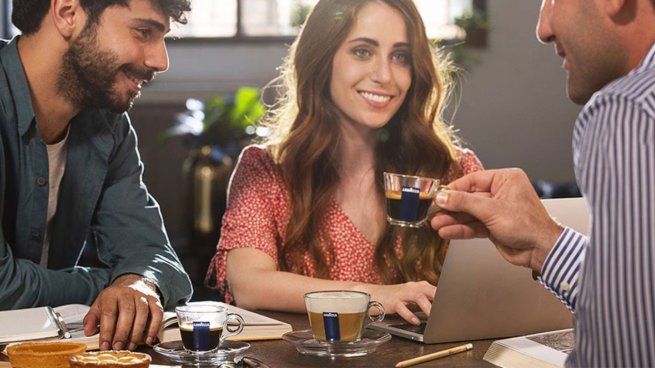 Las bebidas como el café, el vino y el té son bebidas que contienen pigmentos de color intensos llamados moléculas cromógenas, las cuales pueden alterar el color del esmalte dental.