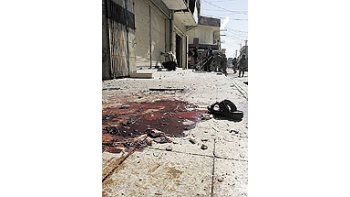 Imágenes del horror en el lugar en el que una niña de 13años se inmoló ayer en la ciudad iraquí de Baquba. Lacrueldad de los terroristas no tiene límites.