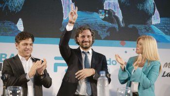 Acto. El gobernador junto al jefe de Gabinete, Santiago Cafiero, y la vicegobernadora, Verónica Magario, ayer durante el lanzamiento del plan de auxilio a pymes en el Club Huracán de San Justo.