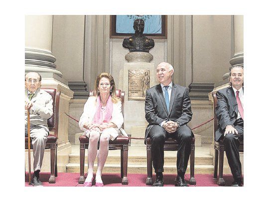 Despedida. Último acto ayer de Carlos Fayt en la Corte Suprema. Compartió escenario con los ministros  y recibió una plaqueta del sindicalista Julio Piumato. Elogiosas palabras de Highton de Nolasco.
