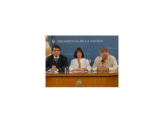 La ministra de Economía, Felisa Miceli, junto al titular de la Anses, Sergio Massa y el secretario general de la CGT, Hugo Moyano.