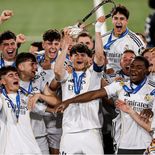 Diez, levantando la copa junto a sus compañeros del Real Madrid Diez, levantando la copa junto a sus compañeros del Real Madrid