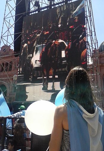 Crónica y fotos de una asunción acalorada en la Plaza de Mayo (foto 7)