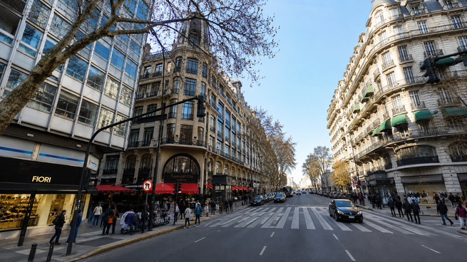 Avenida de Mayo y Perú, uno de los cruces más tradicionales del corredor porteño, con la histórica confitería London City y el local de Fiori