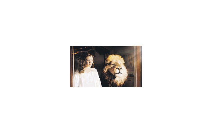 ámbito.com | Lucy (Georgie Henley) y su amigo, el león Aslan (clara figuración de Cristo) en la tercera parte de la serie: «Las Crónicas de Narnia: la travesía del viajero del alba».