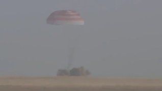 El récord absoluto de la estancia más larga en el espacio lo sigue ostentando el ruso Valeri Poliakov, que estuvo 438 días a bordo de la antigua estación espacial Mir entre 1994 y 1995.