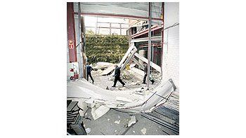 La planta de impresión del diario vasco «El Correo» sufrió ayer un ataque explosivo de ETA, que intenta intimidarlo para que abandone su línea dura contra el terrorismo.