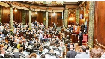 ámbito.com | Fin de ciclo. La Legislatura porteña comenzó ayer las sesiones de fin de año que continuarán la semana que viene con más de 40 iniciativas para aprobar antes del recambio de bancas. Diego Santilli presidió el debate.