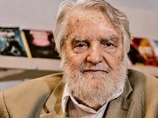 Bayer. Fue autor del libro Los vengadores de la Patagonia trágica