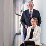 Su ascenso en Wall Street se apoyó en una lógica clara: comprar, fusionar y escalar hasta manejar cifras de millones de dólares. Su ascenso en Wall Street se apoyó en una lógica clara: comprar, fusionar y escalar hasta manejar cifras de millones de dólares.