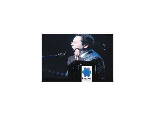 Ariel Sigal, presidente de la Fundación Tsedaká y ex JP Morgan y Deutsche, dando su discurso en el Hilton ante 850 personas, la mayoría empresarios y banqueros.