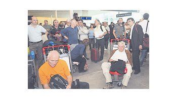 ámbito.com | Batalla en Ezeiza: todos contra todos; casi nadie pudo viajar