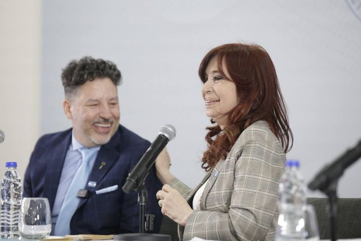 El intendente de Merlo, Gustavo Menéndez, (a la izquierda en la foto) reveló que le pidió a Cristina Kirchner presida el Partido Justicialista.