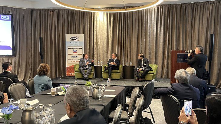 El gobernador de Neuquén, Rolando Figueroa, anunció en Houston una nueva licitación de 15 áreas hidrocarburíferas en Vaca Muerta -con apertura prevista para el 19 de agosto y bajo la órbita de Gas y Petróleo del Neuquén (GyP). El gobernador de Neuquén, Rolando Figueroa, anunció en Houston una nueva licitación de 15 áreas hidrocarburíferas en Vaca Muerta -con apertura prevista para el 19 de agosto y bajo la órbita de Gas y Petróleo del Neuquén (GyP).