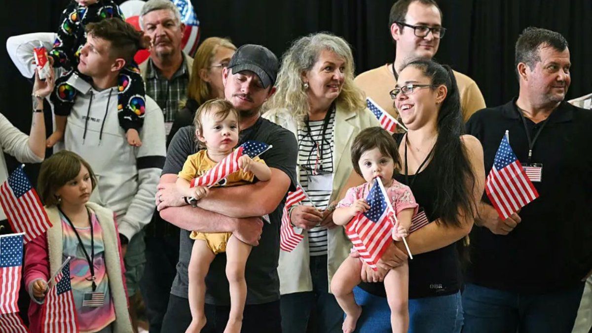 EEUU recibe a los “afrikáners”, sudafricanos blancos que llegan como refugiados por “sufrir discriminación racial”