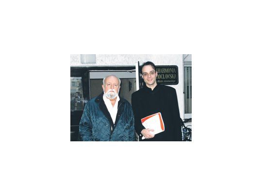 Juan Manuel Abras (der.) junto al gran compositor polaco Krzysztof Penderecki, de quien fue discípulo.