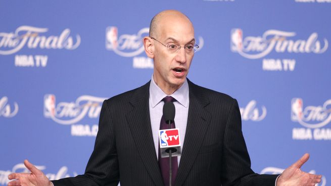La directiva de la NBA está negociando con Adam Silver para que continúe siendo comisionado hasta 2030. El principal ejecutivo de la Liga estadounidense de básquetbol lleva 30 años trabajando en la competición.