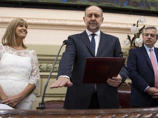 Omar Perotti juró en diciembre como gobernador de Santa Fe en la legislatura provincial. 