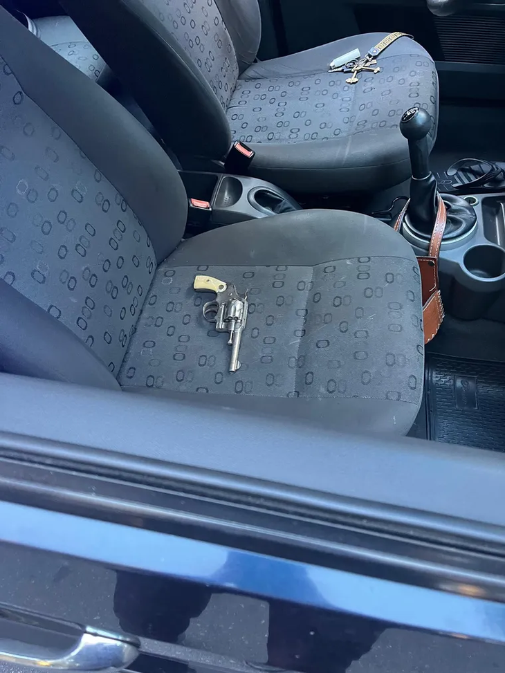 El arma de fuego que transportaba el hombre. El arma de fuego que transportaba el hombre.