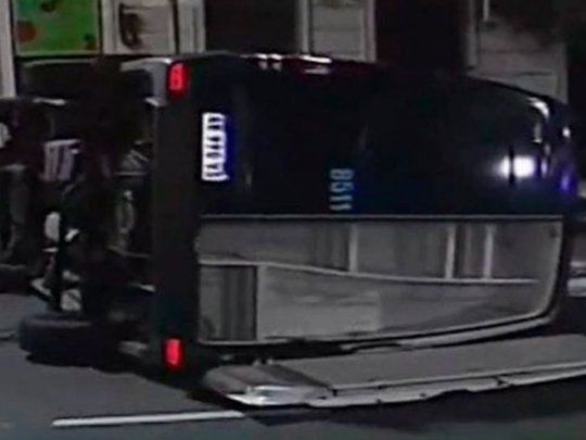 El incidente con el vehículo policial ocurrió en la intersección de las avenidas Jujuy y Caseros, en el barrio porteño de Parque Patricios.