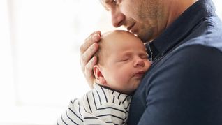 Las licencias por paternidad en México, un tema de debate que resolvió la Suprema Corte.