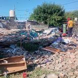 El derrumbe dejó a tres personas atrapadas bajo los escombros. El derrumbe dejó a tres personas atrapadas bajo los escombros.