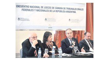 Alak, en la apertura del encuentro. Lo acompañaron los jueces de los tribunales orales de Mar del Plata Mario Portela y Roberto Falcone, y Nora Monella, de la Asociación de Tribunales Orales.