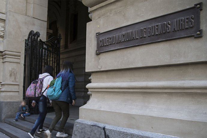 Toma en el Nacional Buenos Aires: reclaman la remoción de un docente y un empleado acusado de abuso