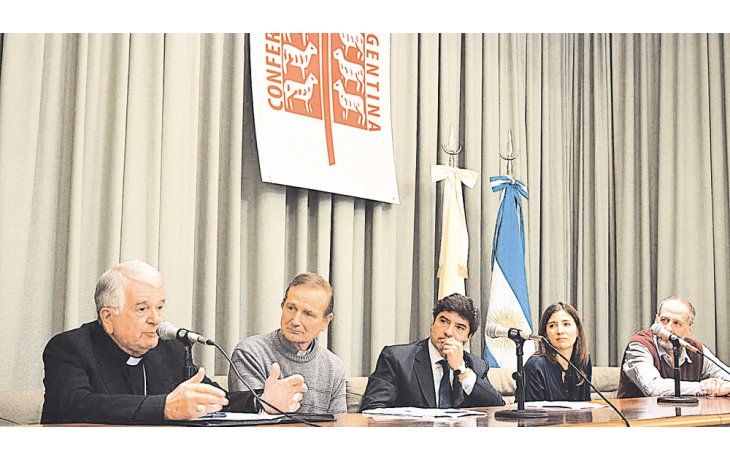 Cónclave. El nuncio Emil Tscherring; el titular de la Pastoral Carcelaria, obispo Esteban Laxague, y el titular de Casación, Alejandro Slokar, ayer.