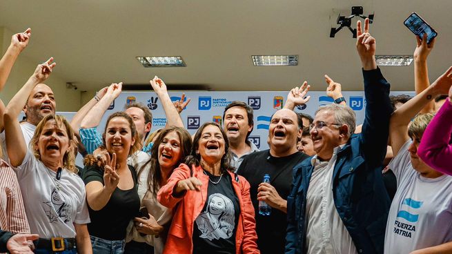 El festejo del gobernador Raúl Jalil y la senadora Lucía Corpacci por el resultado electoral. 