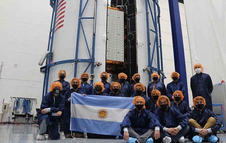 El sat&eacute;lite SAOCOM 1B y el equipo de ingenieros argentinos en Cabo Ca&ntilde;averal.