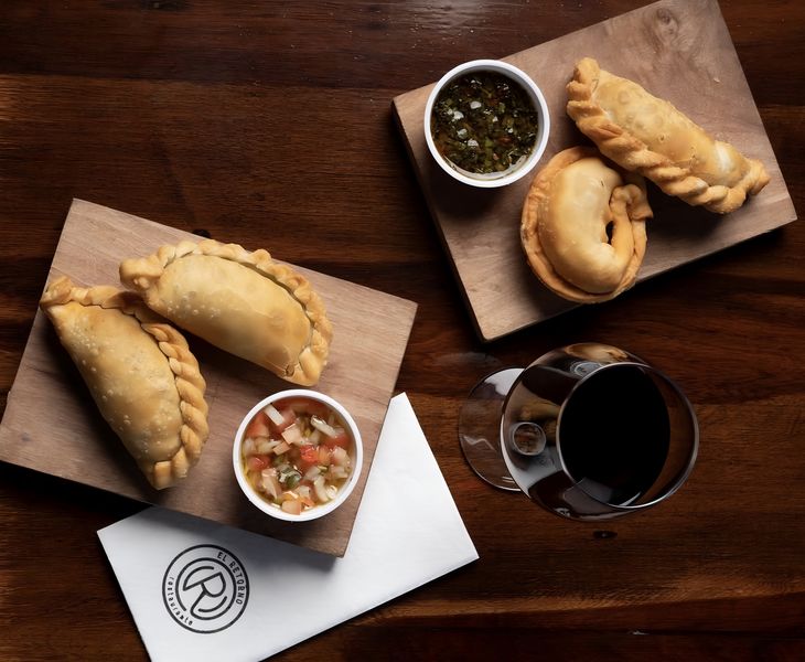 Se acompaña con empanadas fritas y al horno en un ambiente cálido. Se acompaña con empanadas fritas y al horno en un ambiente cálido.
