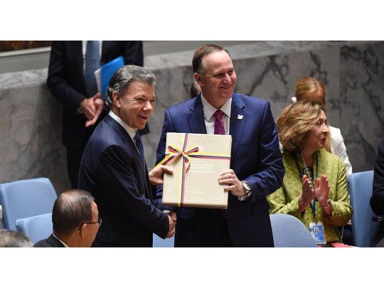 Santos junto al presidente del Consejo de Seguridad, John Key.