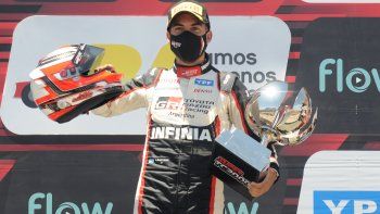 Julián Santero celebra su primer triunfo del Súper TC 2000 en el podio porteño.