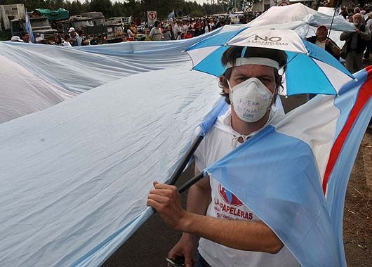 Marcharon hacia el puente que une Gualeguaychú con la ciudad uruguaya Fray Bentos