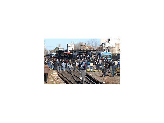 Graves incidentes en Castelar y Merlo por demoras con los trenes