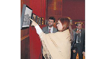 ámbito.com | Cristina deKirchner y unasemana telúrica:sobresalieron elponcho de finavicuña (lástima quelo usó comobufanda) y unconjunto depantalones ychaleco matelasséde gamuza (perose equivocó alelegir faja deseda).