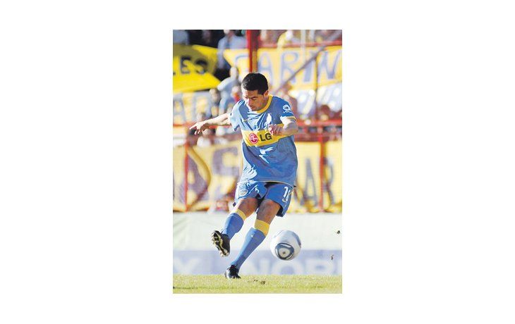 Juan Román Riquelme da una clase de cómo patear un tiro libre. Marcó el segundo y después se retiró lesionado.